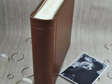 Carica l'immagine nel visualizzatore di Gallery, spine of a brown leather scrapbook by Giovelli Design