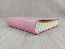 Carica l'immagine nel visualizzatore di Gallery, Album Fotografico Classico Personalizzato - Libro per Foto in Pelle Rosa Quadrato