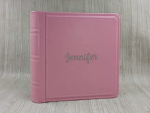 Carica l'immagine nel visualizzatore di Gallery, Album Fotografico Classico Personalizzato - Libro per Foto in Pelle Rosa Quadrato