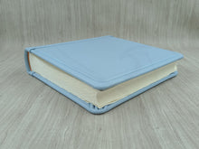 Carica l'immagine nel visualizzatore di Gallery, Album Fotografico Personalizzabile in Pelle Celeste - Libro di Fotografie Classico Quadrato per Bimbo