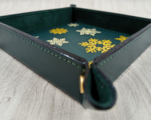 Carica l'immagine nel visualizzatore di Gallery, Square Top-Grain Leather Catchall with Gold Foil Illustration by Giovelli Design