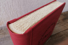 Carica l'immagine nel visualizzatore di Gallery, elegant finishes and white pages on a Giovelli Design album