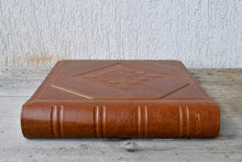 Carica l'immagine nel visualizzatore di Gallery, luxury tuscan leather scrap book for memories by Giovelli Design