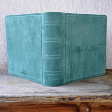 Carica l'immagine nel visualizzatore di Gallery, custom travel photo book by Giovelli Design