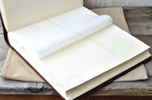 Carica l'immagine nel visualizzatore di Gallery, Album Fotografico Tradizionale in Pelle con Gigli Stampati a Caldo - Album per Ricordi di Famiglia Quadrato Color Caramello