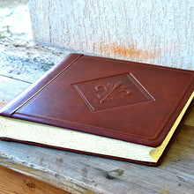 Carica l'immagine nel visualizzatore di Gallery, traditional italian brown wedding photo book by Giovelli Design
