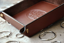 Carica l'immagine nel visualizzatore di Gallery, particular of stylish finishes on a classic brown leather valet tray