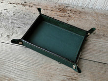 Carica l'immagine nel visualizzatore di Gallery, picture from above of a wonderful green leather catchall