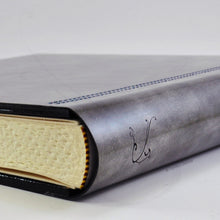 Carica l'immagine nel visualizzatore di Gallery, gray spine of a classy leather album by Giovelli Design