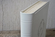 Carica l'immagine nel visualizzatore di Gallery, spine of a traditional italian leather album by Giovelli Design