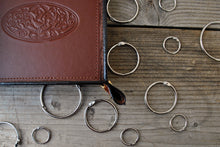 Carica l'immagine nel visualizzatore di Gallery, picture from above of an extra elegant brown leather valet tray by Giovelli Design