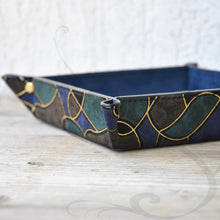 Carica l'immagine nel visualizzatore di Gallery, classy finishes on a suede leather catchall by Giovelli Design