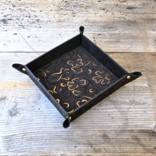 Carica l'immagine nel visualizzatore di Gallery, black and gold catchall tray by Giovelli Design