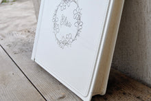 Carica l'immagine nel visualizzatore di Gallery, family leather album with white pages by Giovelli Design