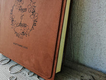 Carica l&#39;immagine nel visualizzatore di Gallery, unique traditional wedding photo album by Giovelli Design
