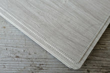 Carica l&#39;immagine nel visualizzatore di Gallery, fancy finishes and seams of a beautiful photo album by Giovelli Design
