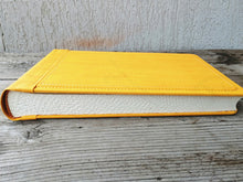 Carica l&#39;immagine nel visualizzatore di Gallery, horizontal yellow non leather photo album by Giovelli Design
