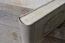 Carica l&#39;immagine nel visualizzatore di Gallery, classy finishes on a faux leather album by Giovelli Design
