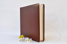 Carica l&#39;immagine nel visualizzatore di Gallery, Stylish Custom Small Genuine Leather Scrapbook Album 11,8&quot; x 11,8&quot; Square Brown Wedding Photo Storage 30 x 30 cm by Giovelli Design
