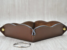 Carica l&#39;immagine nel visualizzatore di Gallery, brown leather catchall tray by Giovelli Design
