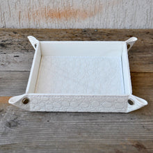 Carica l&#39;immagine nel visualizzatore di Gallery, stylish white non leather valet tray with croc pattern by Giovelli Design
